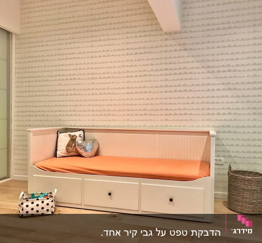 רצפת פרקט עץ בהירה בחדר ילדים